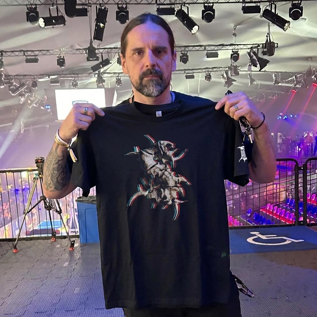Andreas Kisser holding the prototype Sepultura AR T-shirt
